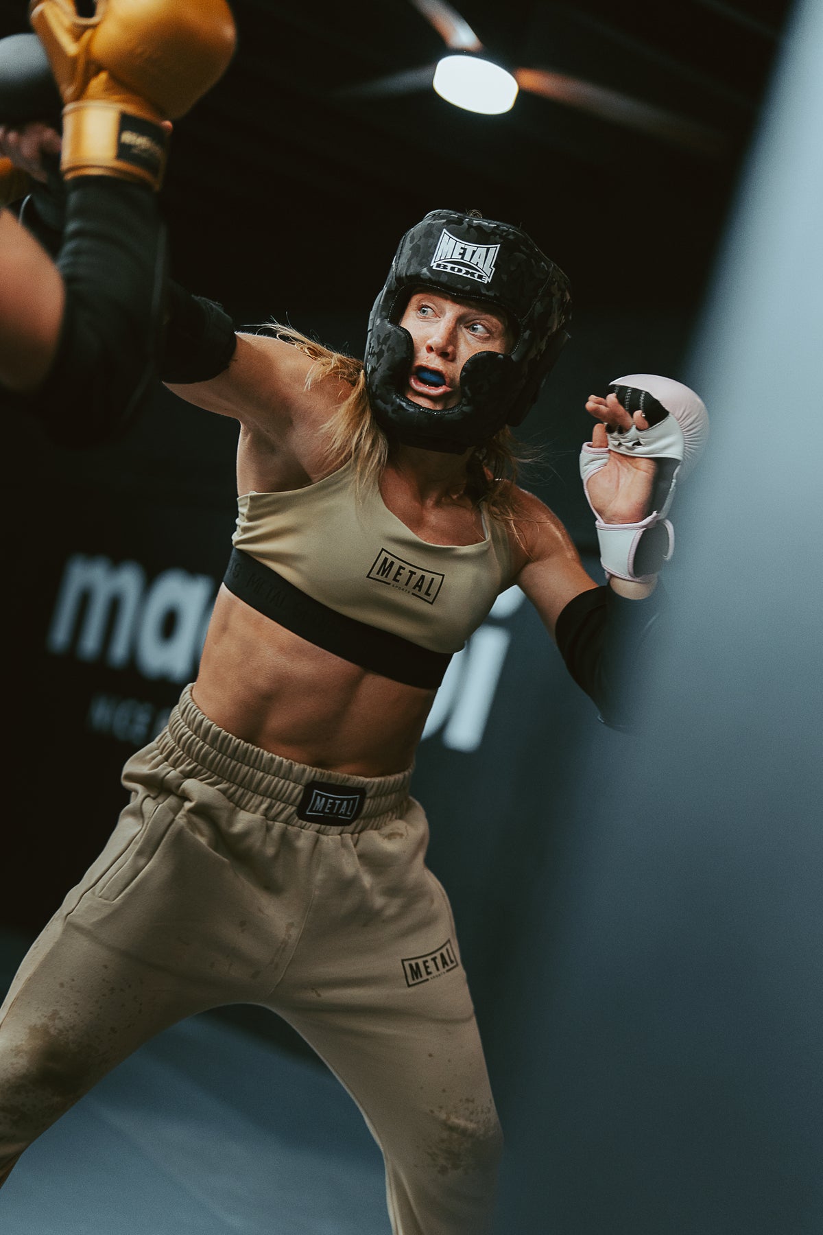 metal sports mma boxe gants mitaines casque brassière jogger pant jogging beige noir rose sparring entrainement stricking