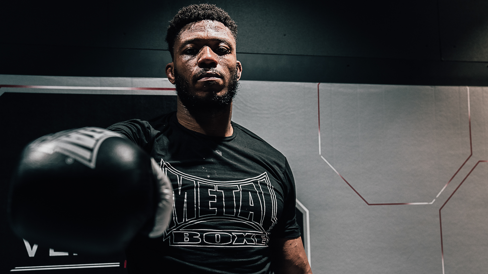 Boxeur gants levés à l'entraînement